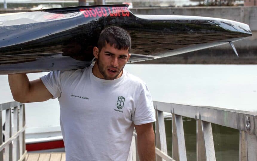 Diogo Lopes ao ombro com o seu K1, no cais